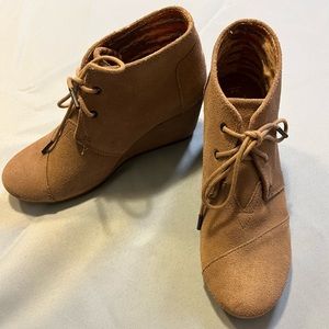 TOMS Womens Desert Wedge Tan Booties Size 8